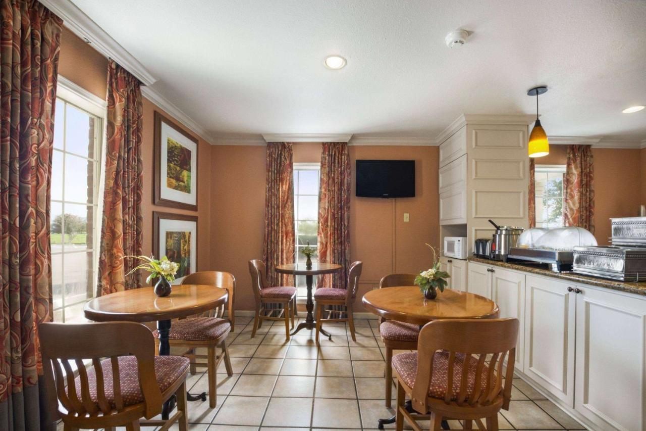 Hotel Baymont By Wyndham Beaumont Extérieur photo